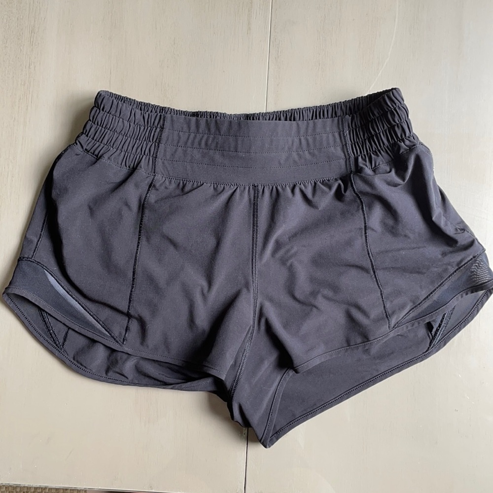 Lululemon hotty hot high-rise shorts 2.5” size 6